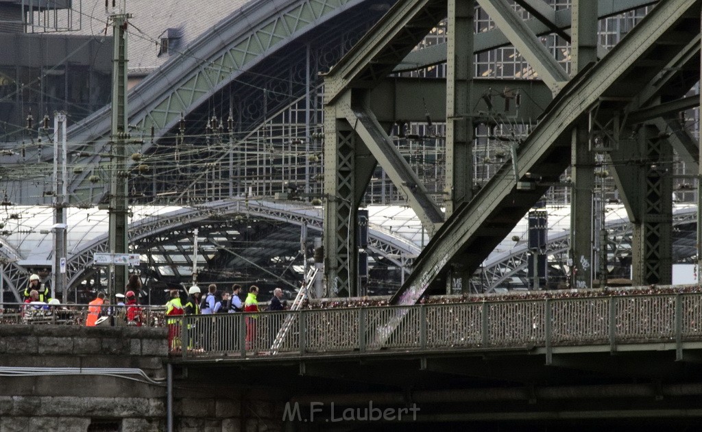 PSpringt kein Suizid Brueckenspringer Koeln Hohenzollernbruecke P245.JPG - Miklos Laubert